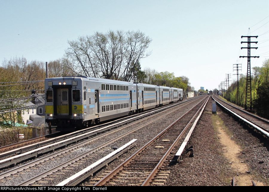 LI 5006 comes west with an OB train.